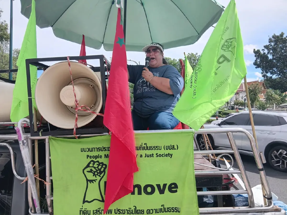 สถานการณ์ตึงเครียด! ม็อบ "พีมูฟ" ปะทะเดือด "เจ้าหน้าที่ อส." หลังปักหลักเรียกร้อง "โฉนดชุมชน" หน้ามหาดไทย