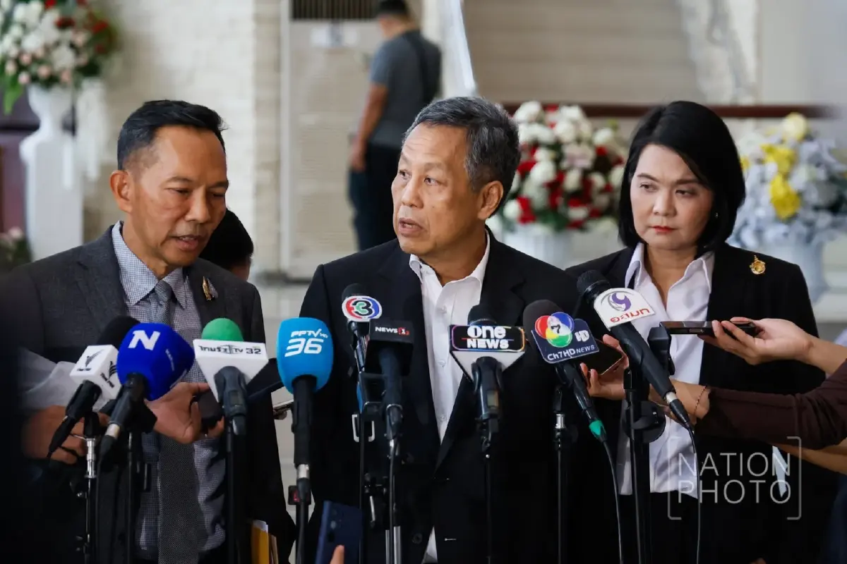 3 กสทช. วอล์คเอาท์  ศ.กิตติคุณ ดร.พิรงรอง รามสูต, พล.อ.ท.ดร.ธนพันธุ์ หร่ายเจริญ และ รศ.ดร.ศุภัช ศุภัชลาศัย