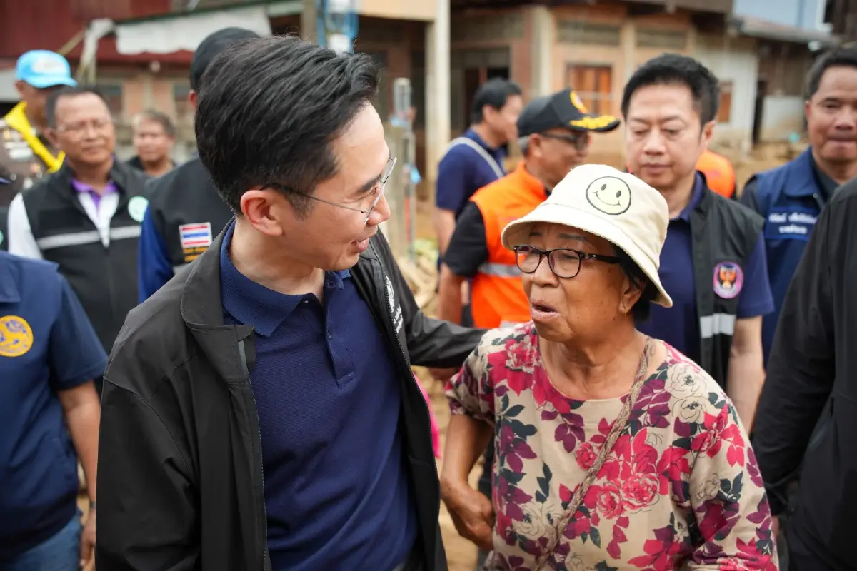 "ยศชนัน" เดินลุยโคลนที่ อ.ปัว จ.น่าน เคาะประตูบ้านเยี่ยมชาวบ้าน พบเสียหายหนักหลายหลัง