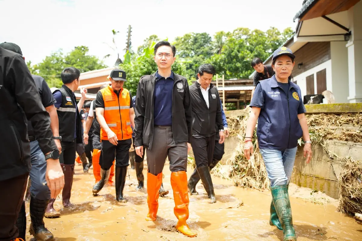 "ยศชนัน" เดินลุยโคลนที่ อ.ปัว จ.น่าน เคาะประตูบ้านเยี่ยมชาวบ้าน พบเสียหายหนักหลายหลัง