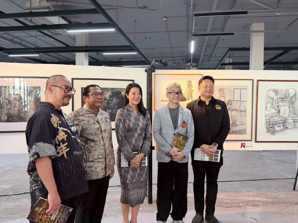 ดร.ธีรรัตน์ สำเร็จวาณิชย์ ผู้ช่วยรัฐมนตรีประจำรองนายกรัฐมนตรี 
