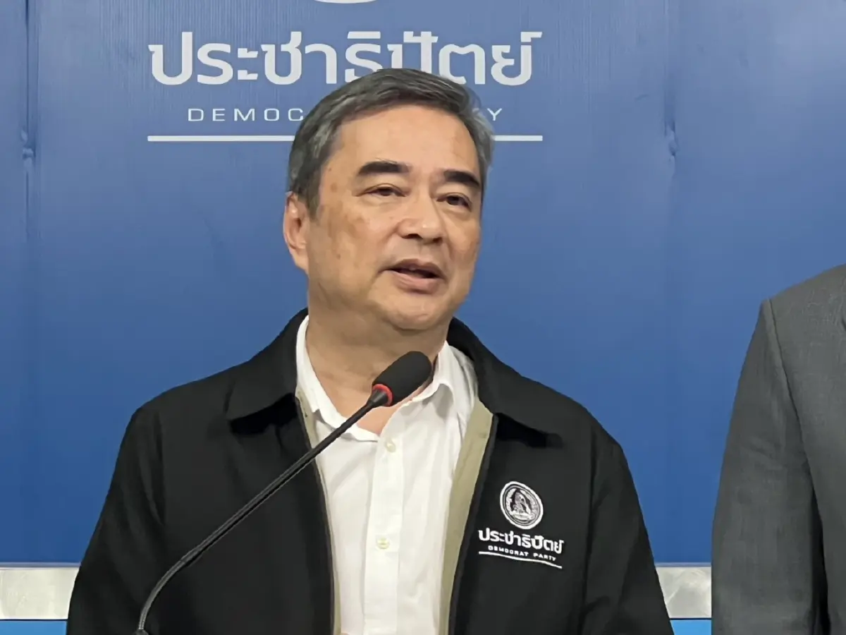 นายอภิสิทธิ์ เวชชาชีวะ หัวหน้าพรรคประชาธิปัตย์ 