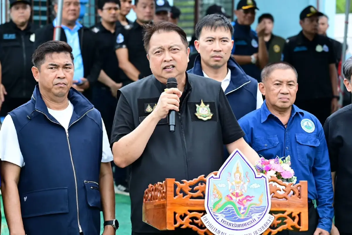 สุชาติ ชมกลิ่น รัฐมนตรีว่าการกระทรวงทรัพยากรธรรมชาติและสิ่งแวดล้อม 