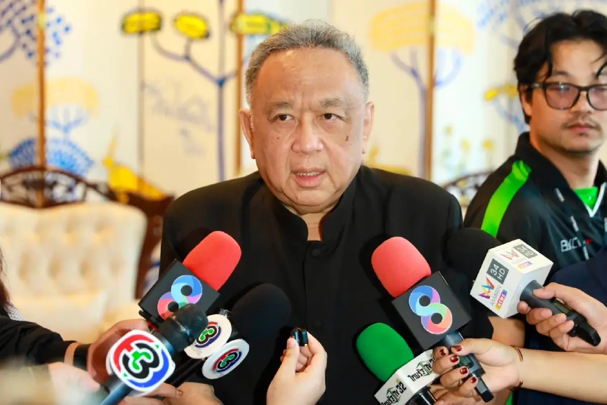 ศาสตราจารย์พิเศษ ธงทอง จันทรางศุ นายกสภามหาวิทยาลัยสุโขทัยธรรมาธิราช และประธานกรรมการคุ้มครองพระพุทธศาสนาแห่งชาติ 