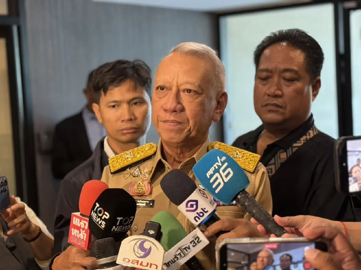 นายพิพัฒน์ รัชกิจประการ รองนายกรัฐมนตรี และ รมว.คมนาคม