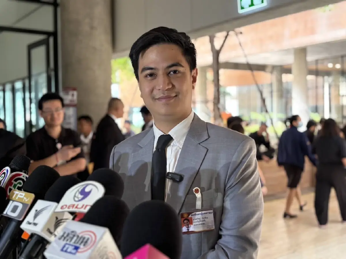นายพริษฐ์ วัชรสินธุ สมาชิกสภาผู้แทนราษฎร แบบบัญชีรายชื่อ พรรคประชาชน