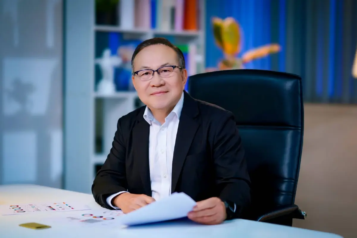 วินิจ ศิลามงคล หัวหน้าทีมหมายเลข 1 "Move Forward Together" 
