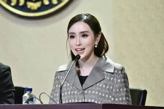 ร้อยเอกหญิงภัทร์ดารัสมิ์ ทองสลวยกร รองโฆษกประจำสำนักนายกรัฐมนตรี
