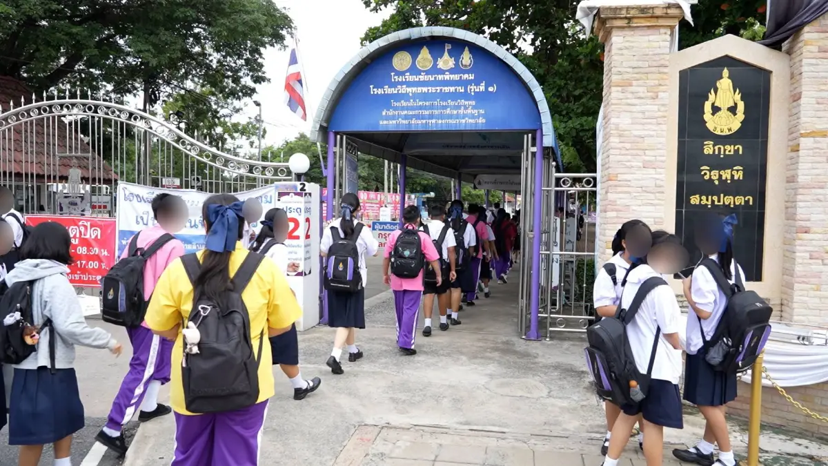 ชัยนาทพิทยาคมคุมเข้ม! สุ่ม "ตรวจกระเป๋า" เช้า-เย็น เฝ้าระวังจุดเสี่ยงทั่วโรงเรียน