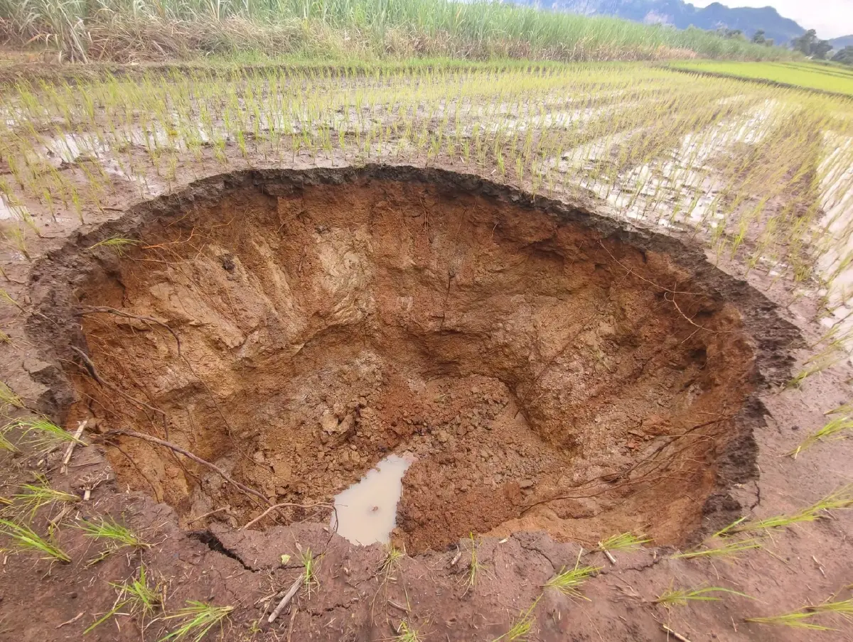 ชาวบ้านผวา! “หลุมยุบ” ขนาดใหญ่กลางทุ่งนา-ไร่อ้อย  7 หลุม