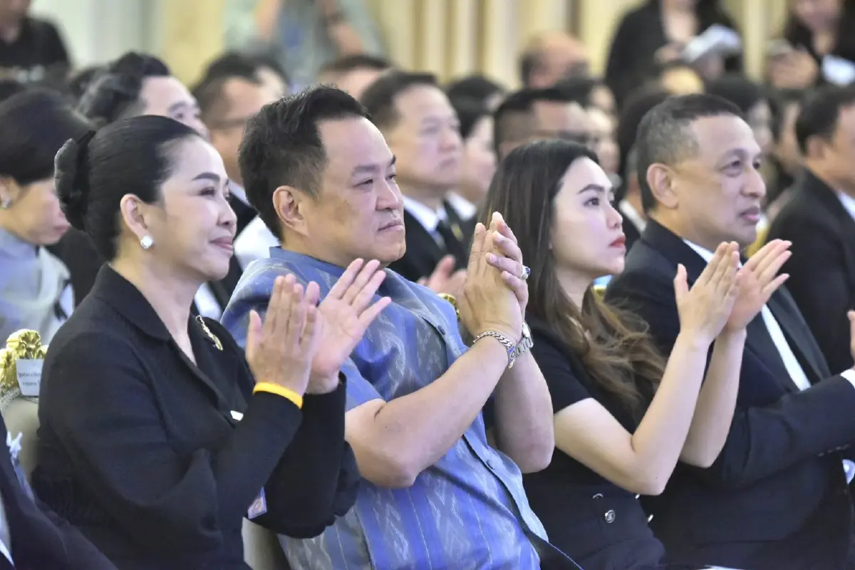 รมต.สำนักนายกฯ ชู "ระเบียบวาทะศิลป์" ต้นแบบ กทบ.พ้นหนี้สู่ศิลปิน