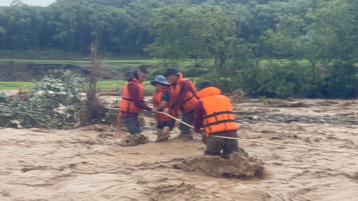 “เจเศรษฐ์-อรรษิษฐ์” ระดมเจ็ตสกี–เรือ–เฮลิคอปเตอร์ช่วยน้ำท่วมน่าน เตือนมวลน้ำถึง อ.เมือง พรุ่งนี้