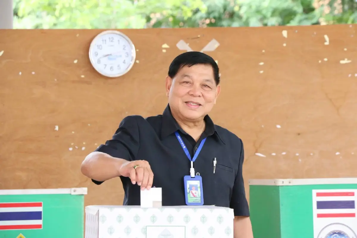 เลือกตั้ง "นายกอบจ.กาฬสินธุ์" คึกคัก ยายวัย 90 ปี ใช้สิทธิคนแรก "เลขาแสวง" เผย กกต. ยังไม่พบการกระทำผิด