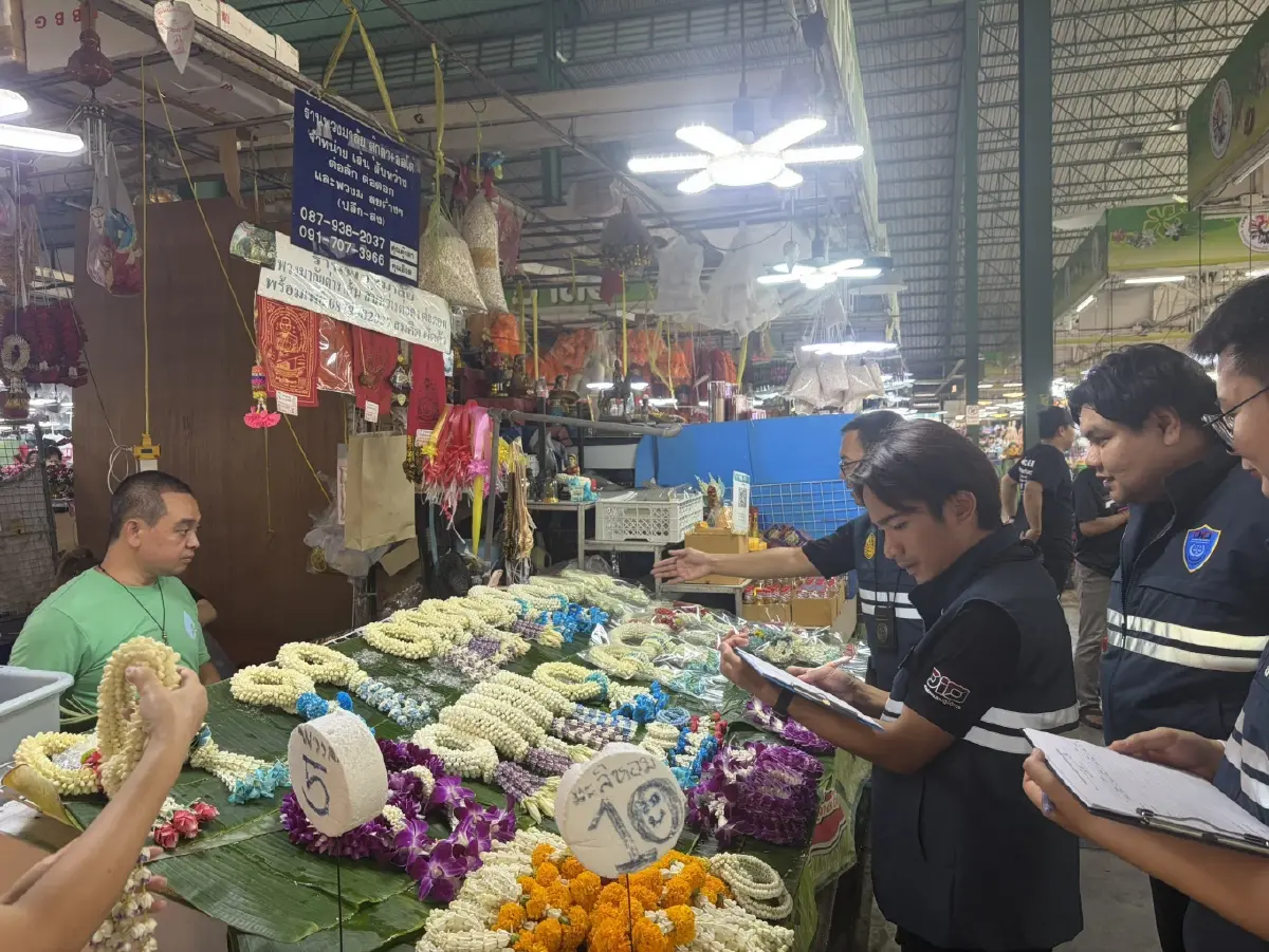 พาณิชย์ลงพื้นที่ปากคลองตลาด เช็คราคามะลิวันแม่ แนะประชาชนเลือกเปรียบเทียบราคา - คุณภาพ