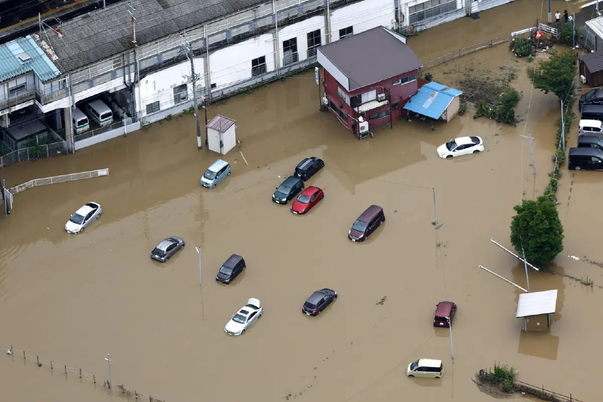 ฝนตกหนักที่ญี่ปุ่น สังเวยแล้ว 6 ราย คนตกค้างสถานีรถไฟ-สนามบิน!