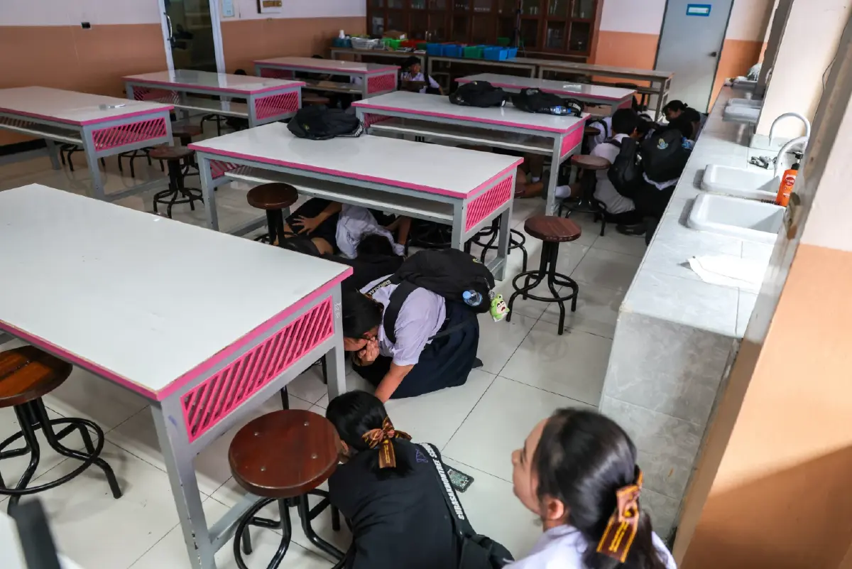 สื่อนอกตีข่าว! โรงเรียนไทยยกระดับซ้อมรับมือ "อาวุธปืu" ตามแผน "หนี-ซ่อน-สู้" ยกระดับมาตรการความปลอดภัยในโรงเรียน