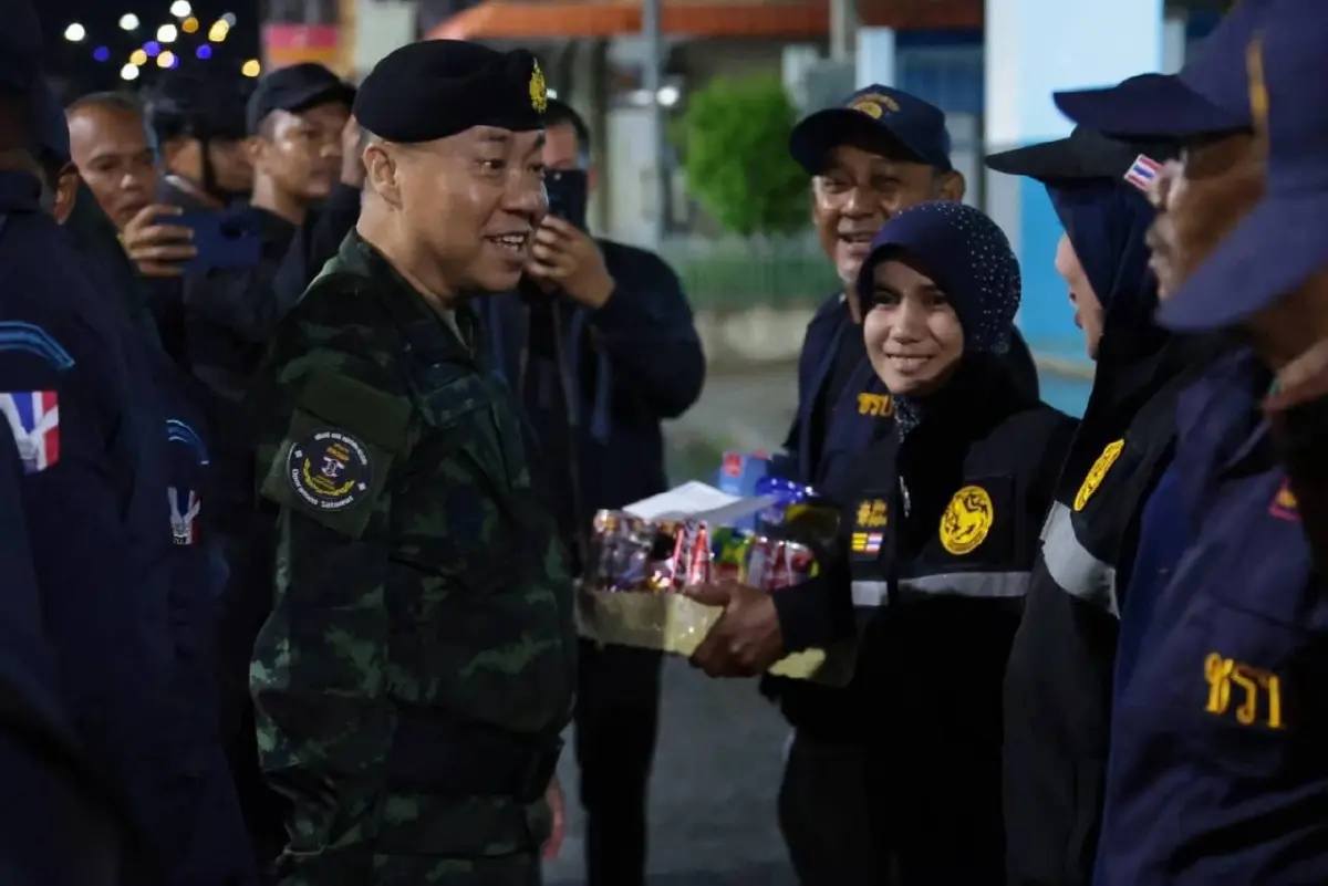 "เลขาธิการ กอ.รมน." ลงพื้นที่ "นราธิวาส" ตรวจเยี่ยมกำลังพล จี้เร่งล่าตัว "คนร้าย" ปลิดชีพ "ทหารพราน" รับโทษ