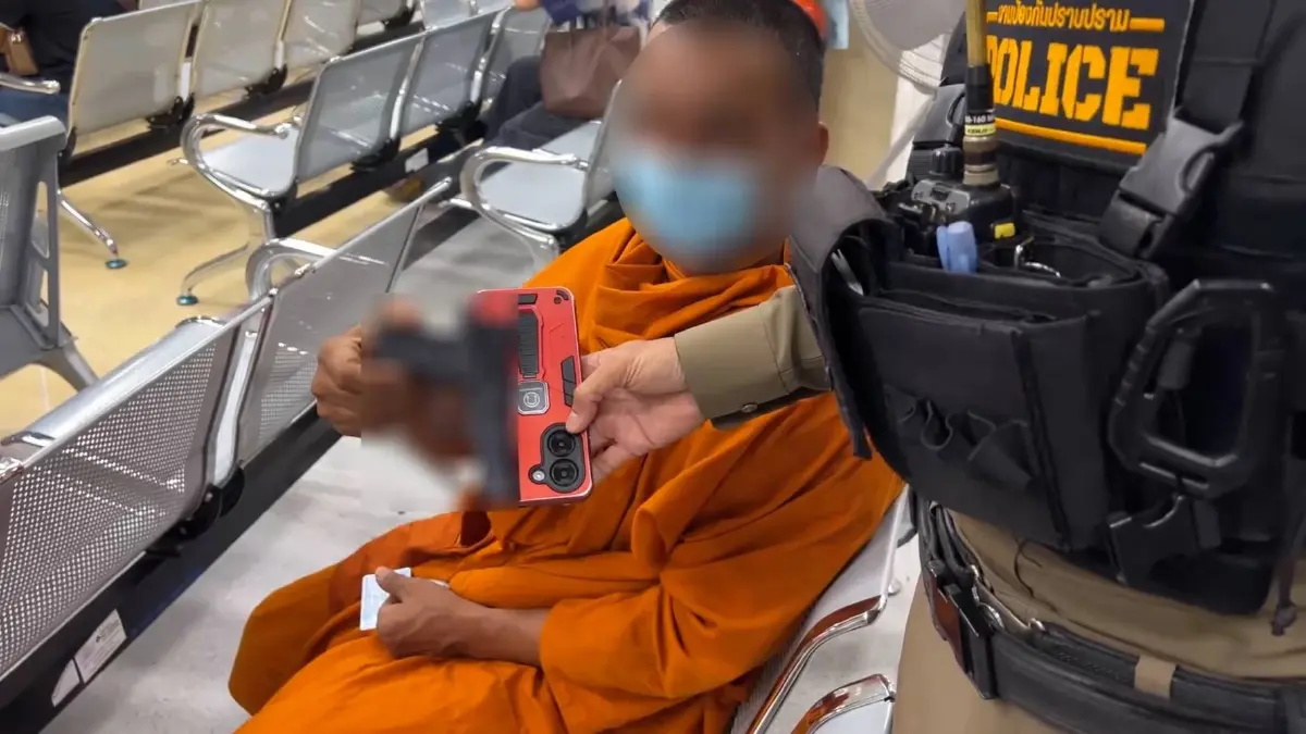 ผวาทั้งโรงพยาบาล! "พระพกอาวุธ" โผล่หน้าห้องรับยา ที่แท้ "เคสมือถือพลาสติก"