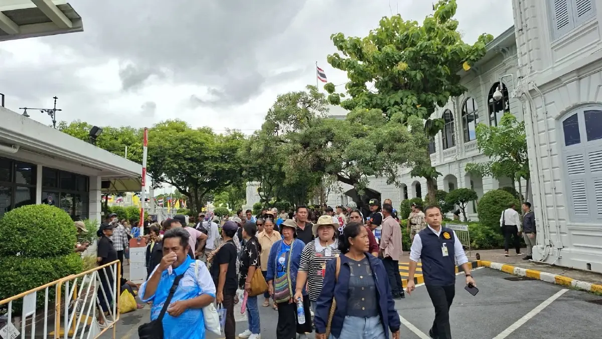 สถานการณ์ตึงเครียด! ม็อบ "พีมูฟ" ปะทะเดือด "เจ้าหน้าที่ อส." หลังปักหลักเรียกร้อง "โฉนดชุมชน" หน้ามหาดไทย