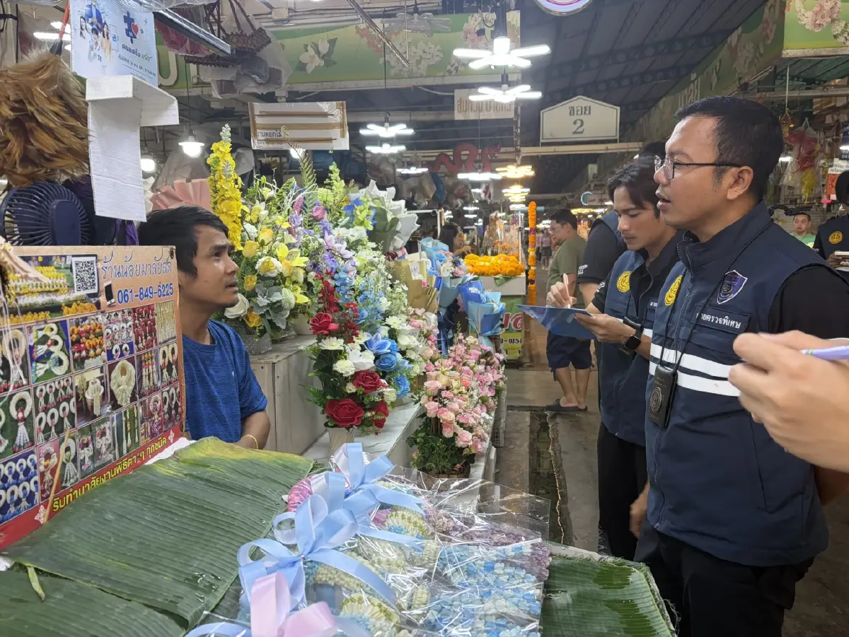พาณิชย์ลงพื้นที่ปากคลองตลาด เช็คราคามะลิวันแม่ แนะประชาชนเลือกเปรียบเทียบราคา - คุณภาพ