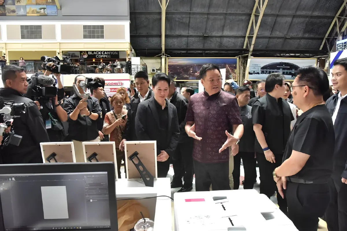 นายอนุทิน ชาญวีรกูล นายกรัฐมนตรีและรัฐมนตรีว่าการกระทรวงมหาดไทย 