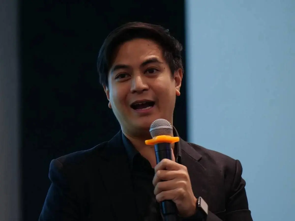 นายพริษฐ์ วัชรสินธุ สส.บัญชีรายชื่อ พรรคประชาชน ในฐานะประธานวิปฝ่ายค้าน 