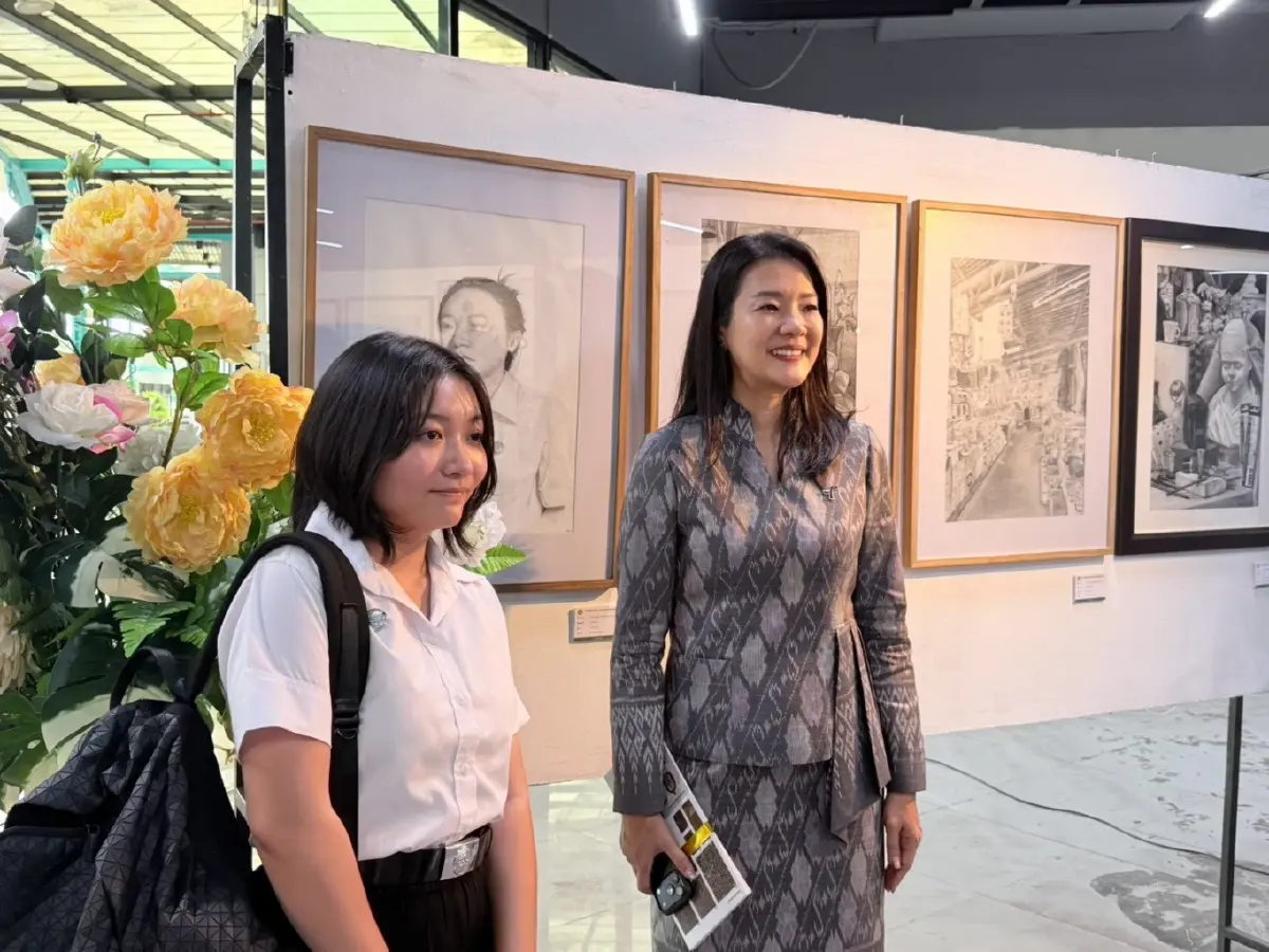 ดร.ธีรรัตน์ สำเร็จวาณิชย์ ผู้ช่วยรัฐมนตรีประจำรองนายกรัฐมนตรี 