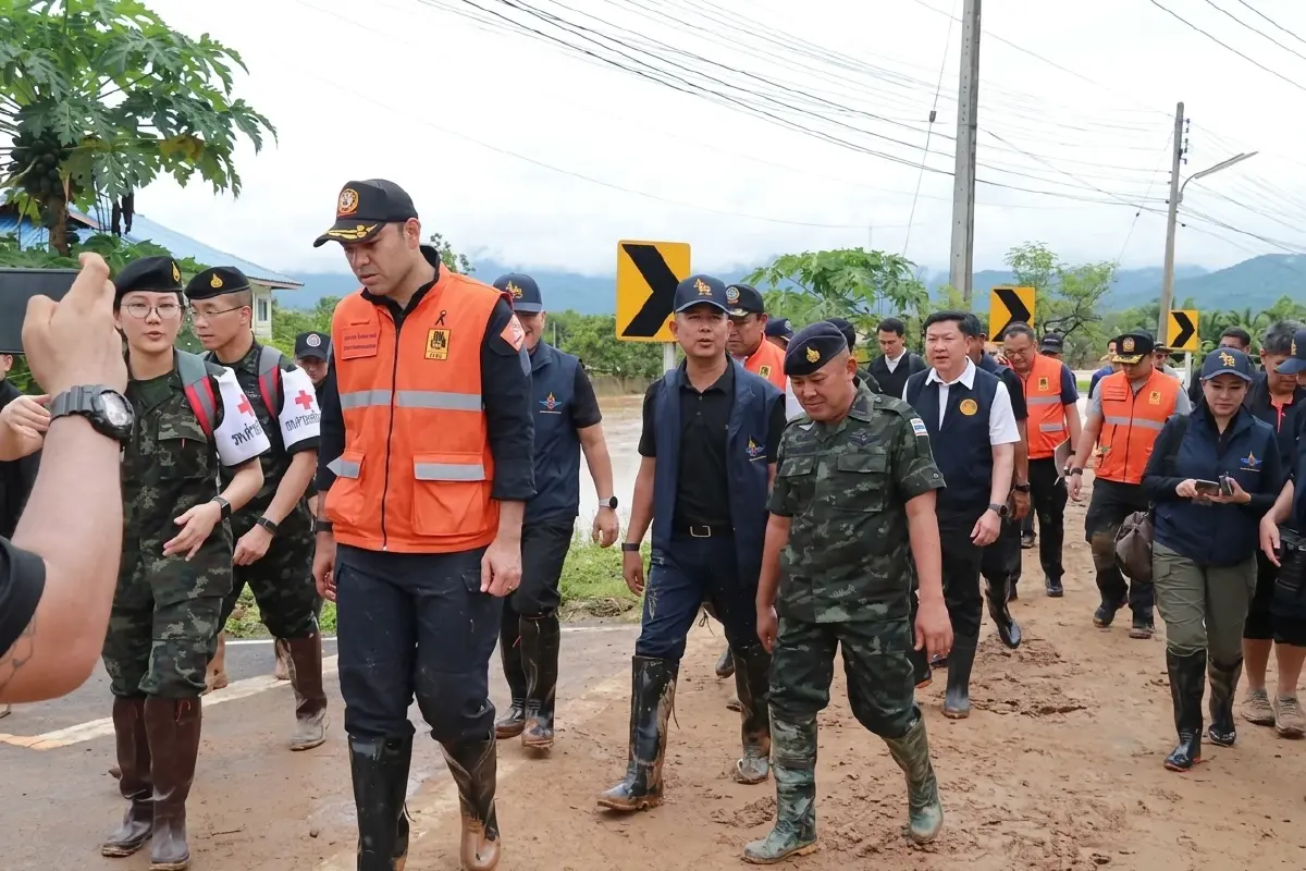 'เจเศรษฐ์' ลุยน้ำท่วมน่าน สั่งทีมปักหลักปัวแจกข้าว 6,000 ชุด