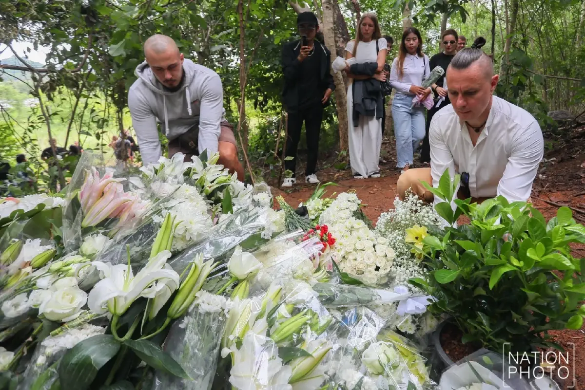 สุดเศร้า! มารดา 2 พี่น้องรัสเซีย พร้อมคนไทย-ต่างชาติ ร่วมไว้อาลัยส่ง "ไดอาน่า-โรมัน" ครั้งสุดท้าย