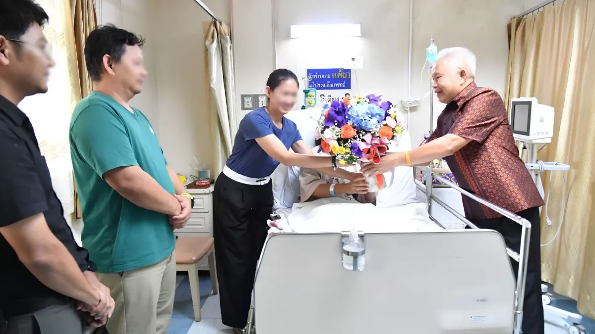 “โสภณ” เยี่ยม นร.ผู้บาดเจ็บ และเคารพศพ 2 ครูผู้เสียชีวิต จากเหตุรุนแรงใน รร.เทพศิรินทร์ นนทบุรี