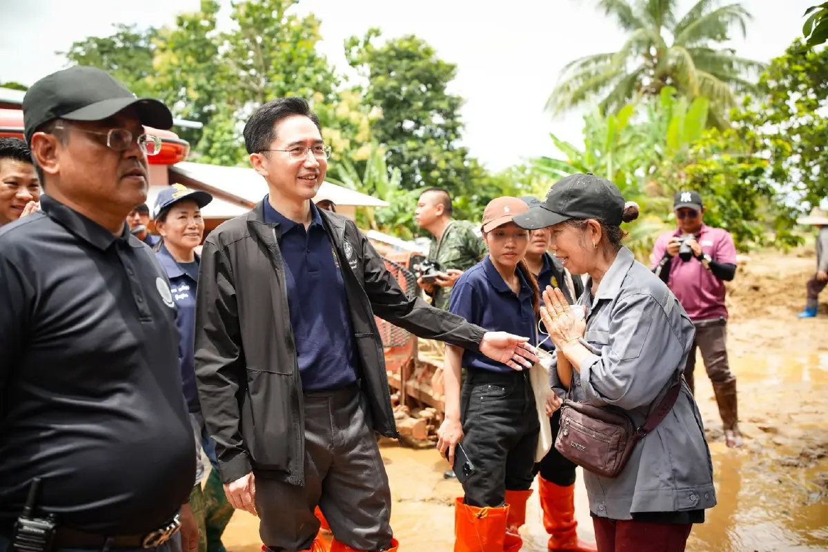 "ยศชนัน" เดินลุยโคลนที่ อ.ปัว จ.น่าน เคาะประตูบ้านเยี่ยมชาวบ้าน พบเสียหายหนักหลายหลัง