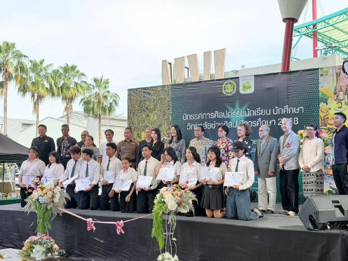 ดร.ธีรรัตน์ สำเร็จวาณิชย์ ผู้ช่วยรัฐมนตรีประจำรองนายกรัฐมนตรี 