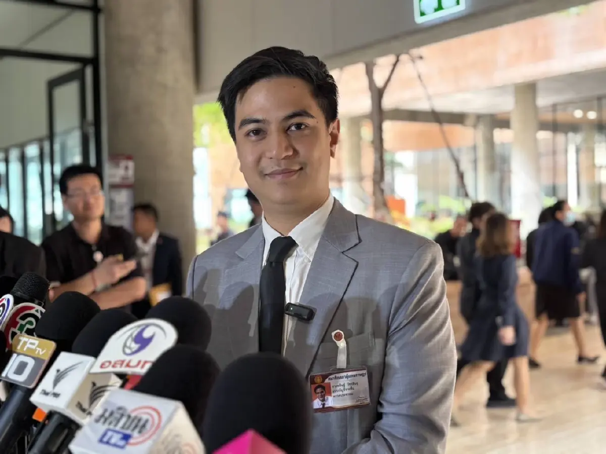 นายพริษฐ์ วัชรสินธุ ส.ส.บัญชีรายชื่อและรองหัวหน้าพรรคประชาชน