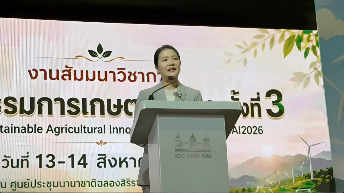 ดร.ธีรรัตน์ สำเร็จวาณิชย์ ผู้ช่วยรัฐมนตรีประจำสำนักนายกรัฐมนตรี 