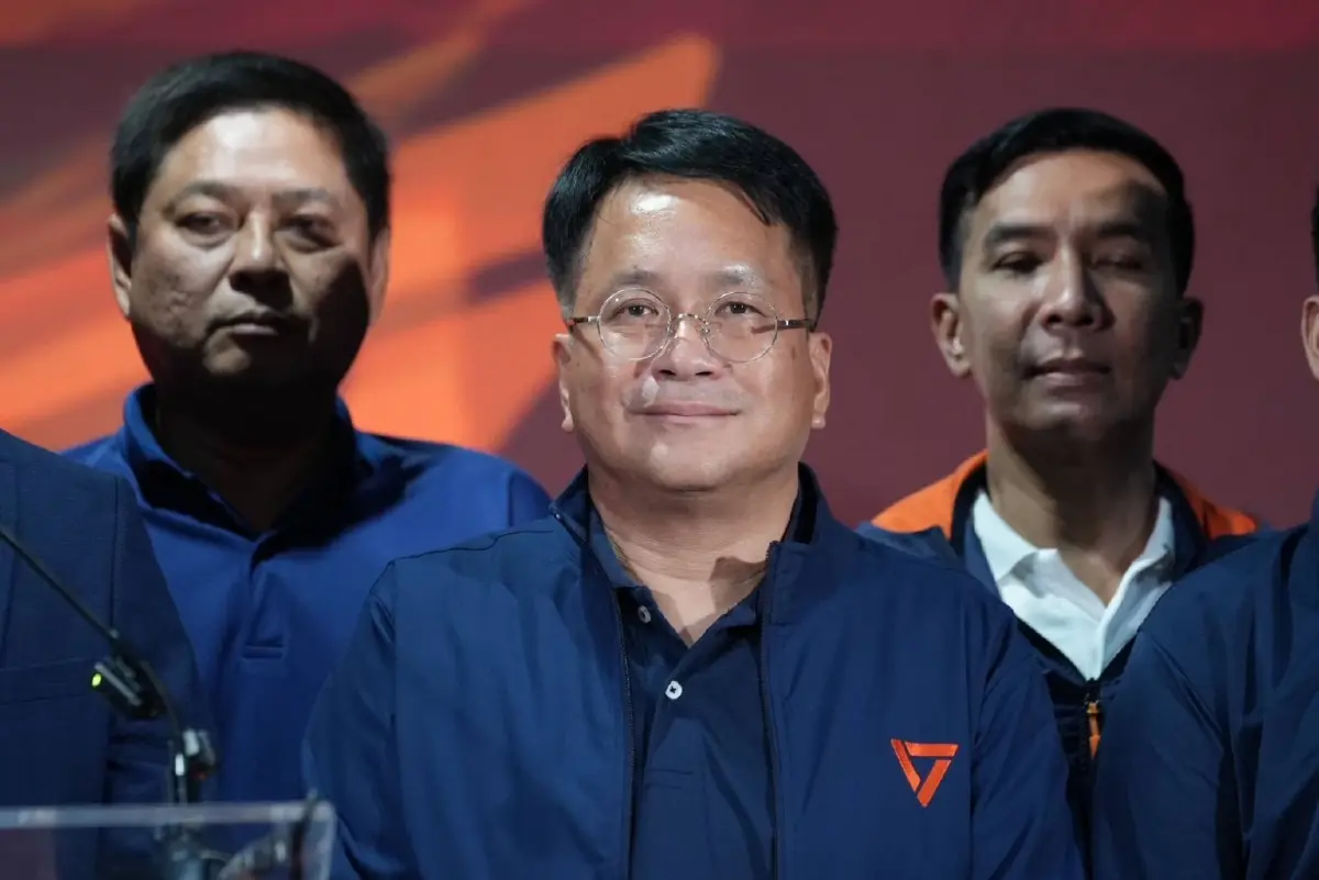  นายเดชรัต สุขกำเนิด