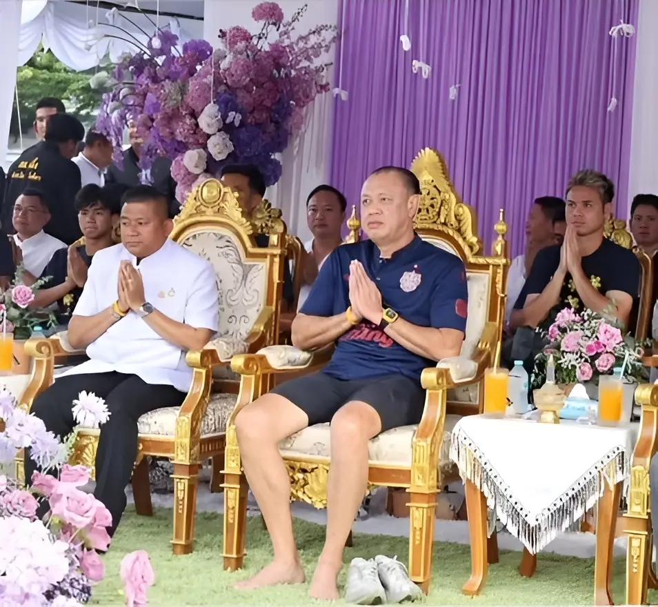 ภาพที่เป็นดราม่า “เนวิน” สวมกางเกงขาสั้น นำทัพทีมบุรีรัมย์ ยูไนเต็ด บวงสรวงศาลหลักเมืองนครศรีธรรมราช 