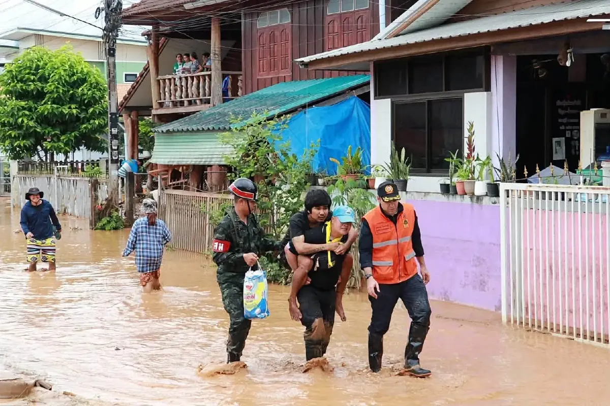 'เจเศรษฐ์' ลุยน้ำท่วมน่าน สั่งทีมปักหลักปัวแจกข้าว 6,000 ชุด