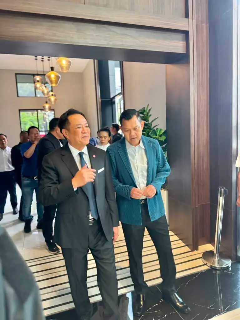 "ธนกร" โพสต์อวย "อนุทิน" ติดดิน-จริงใจ ก่อน "พี่หนู" คอมเมนต์ส่งหัวใจให้