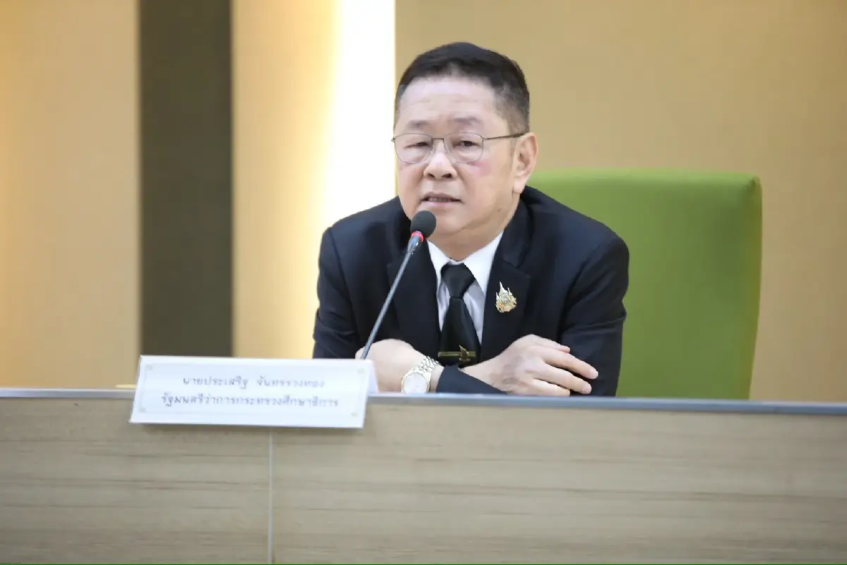 นายประเสริฐ จันทรรวงทอง รัฐมนตรีว่าการกระทรวงศึกษาธิการ