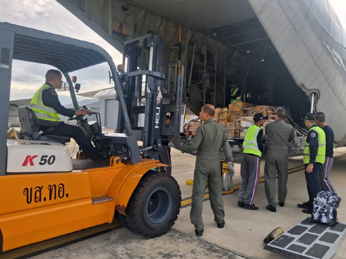เกาะติดน่าน! "ทัพฟ้า" ส่ง C-130 ลำเลียงถุงยังชีพ 1,300 ถุง พร้อมกำลังพลและยุทโธปกรณ์ บินด่วนช่วยเหลือผู้ประสบภัยน้ำป่าอำเภอปัว