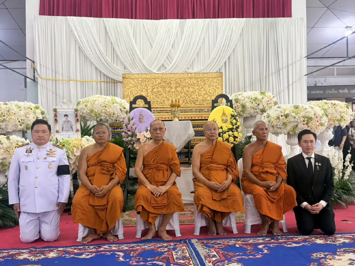 รองนายกฯ "ยศชนัน" รดน้ำศพ "ครูทิวาพร" เหยื่อเหตุกราดยิง