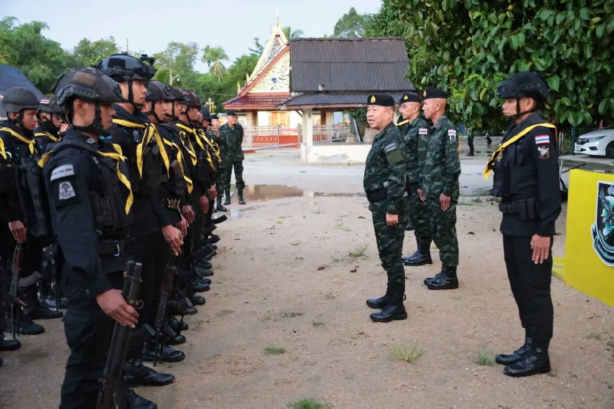 "เลขาธิการ กอ.รมน." ลงพื้นที่ "นราธิวาส" ตรวจเยี่ยมกำลังพล จี้เร่งล่าตัว "คนร้าย" ปลิดชีพ "ทหารพราน" รับโทษ