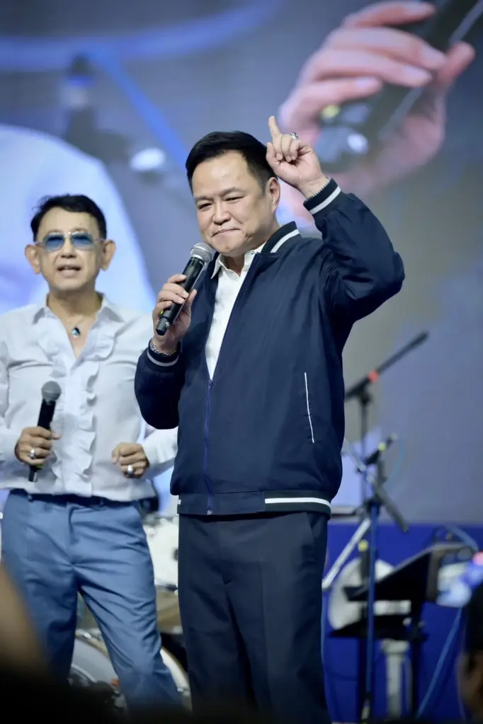 นายอนุทิน ชาญวีรกูล นายกรัฐมนตรี