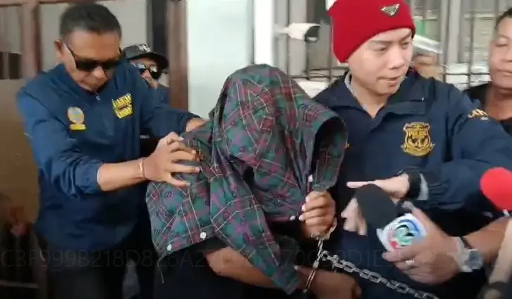 ตำรวจ สน.โชคชัย คุมตัว ดำ บ้านใต้ ฝากขังศาลอาญา