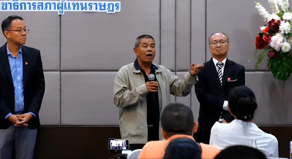 นายสมนึก สุชัยธนาวนิช ผู้สมัคร สว. กลุ่มที่ 4 ในฐานะหนึ่งในพยานคดีฮั้ว สว.( คนใส่สูททางขวา)