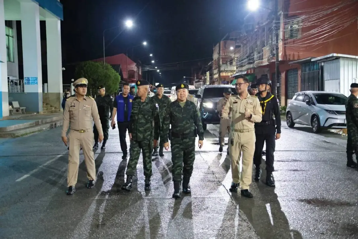 "เลขาธิการ กอ.รมน." ลงพื้นที่ "นราธิวาส" ตรวจเยี่ยมกำลังพล จี้เร่งล่าตัว "คนร้าย" ปลิดชีพ "ทหารพราน" รับโทษ