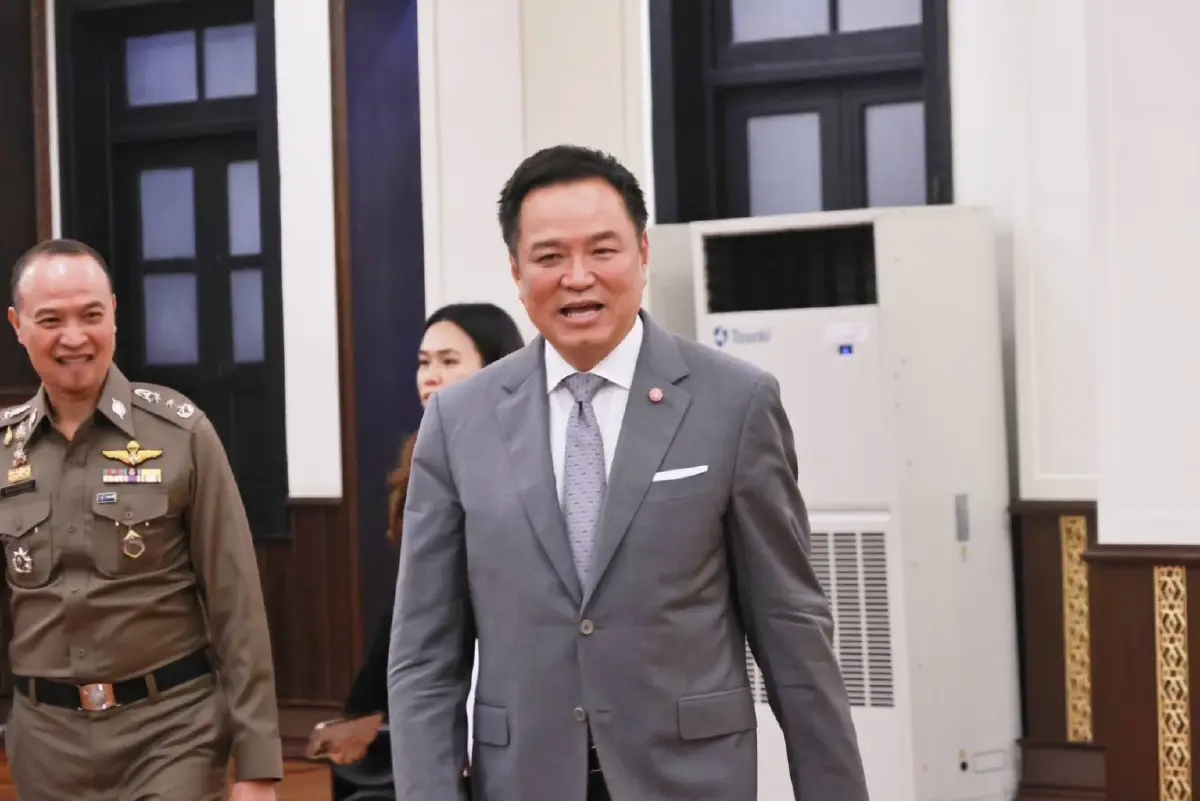 นายอนุทิน ชาญวีรกูล นายกรัฐมนตรีและรัฐมนตรีว่าการกระทรวงมหาดไทย 