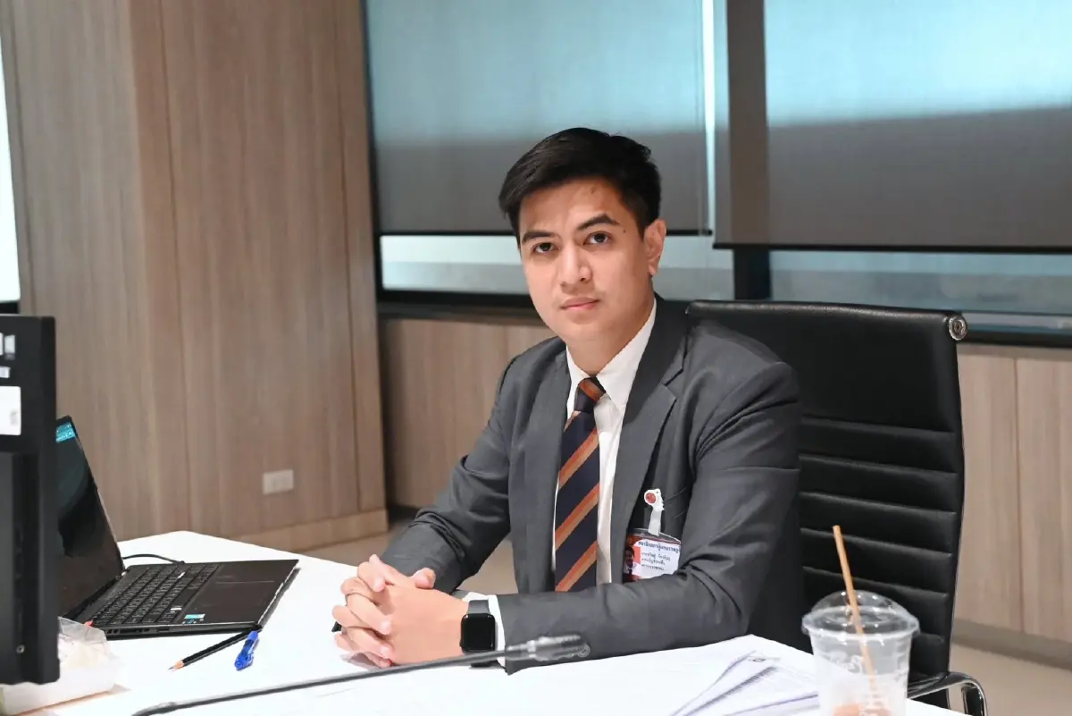 นายพริษฐ์ วัชรสินธุ สส. แบบบัญชีรายชื่อ พรรคประชาชน 