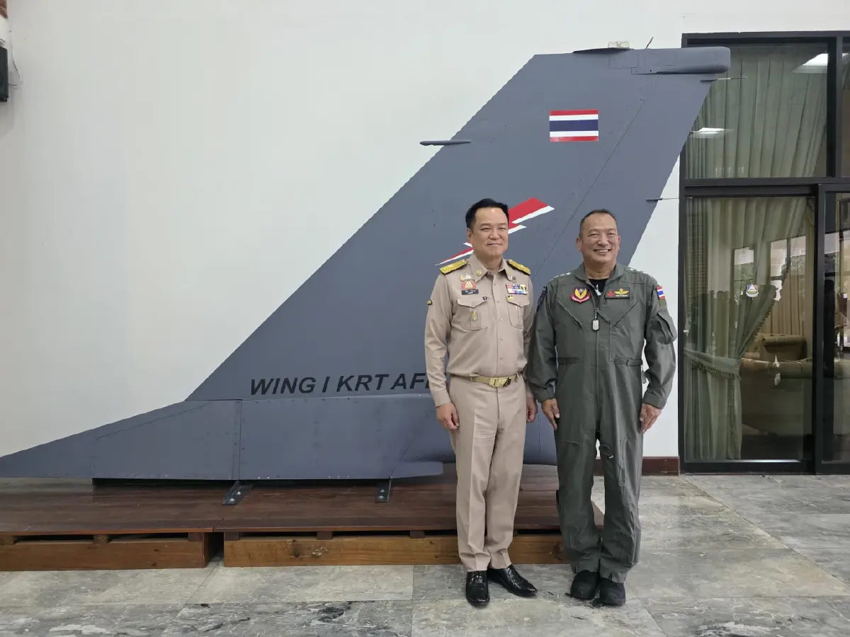“อนุทิน” ขับเครื่องบินส่วนตัว ตรวจกองบิน 1 มอบ 5 นโยบายยกระดับ ทอ.