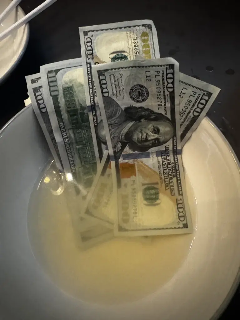 กลโกงยุค 90 รีเทิร์น! "รองจ๋อ" ซ้อนแผนรวบแก๊งผิวสี ต้มตุ๋น "Black Money" เสกกระดาษเป็นดอลลาร์ (มีคลิป)